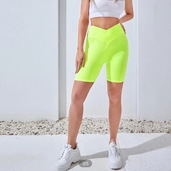 High-waisted Bike Shorts - Picture 3 of 7